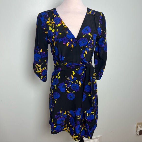 Yumi Kim Dresses & Skirts - Yumi Kim 100% Silk Floral V-Neck Midi Wrap Dress Women’s Size Small